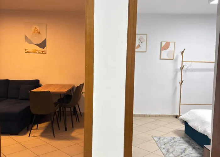 21 Steps' Lovely In The Center Lägenhet